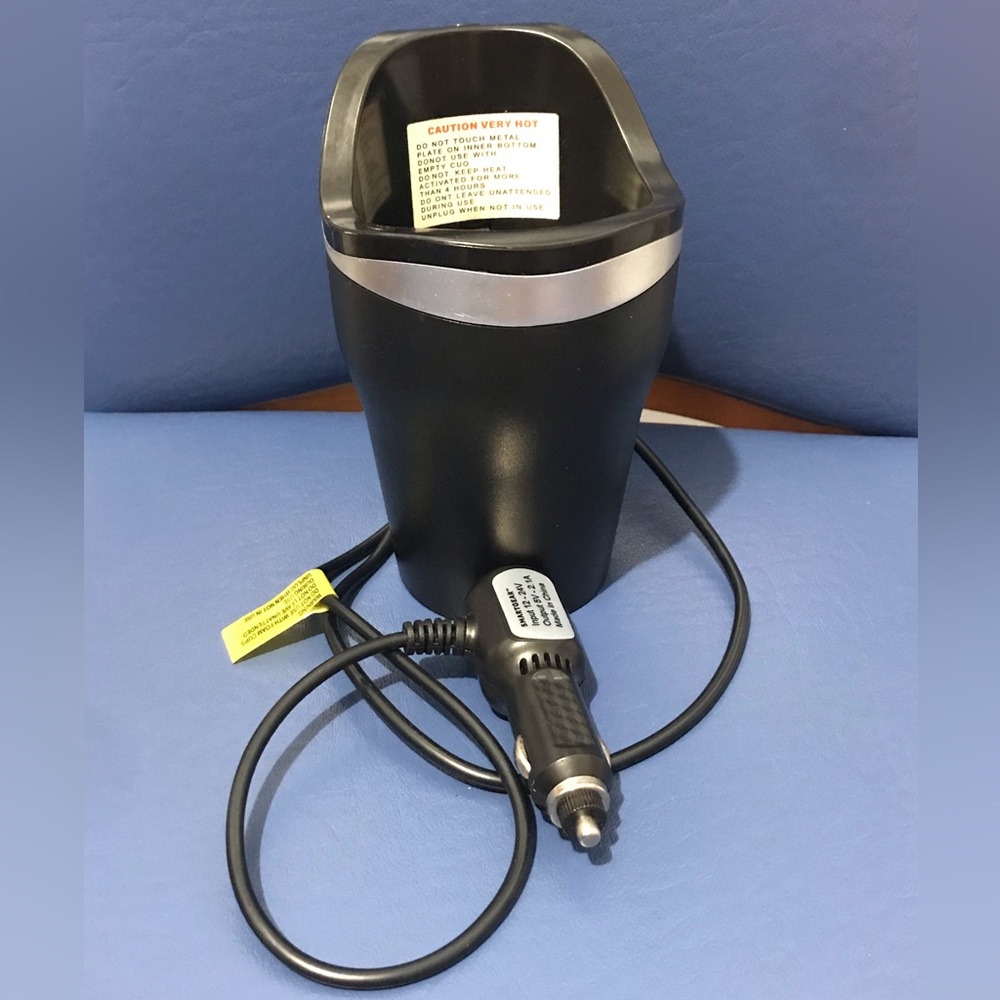 SmartGear beverage warmer with built-in USB power port
